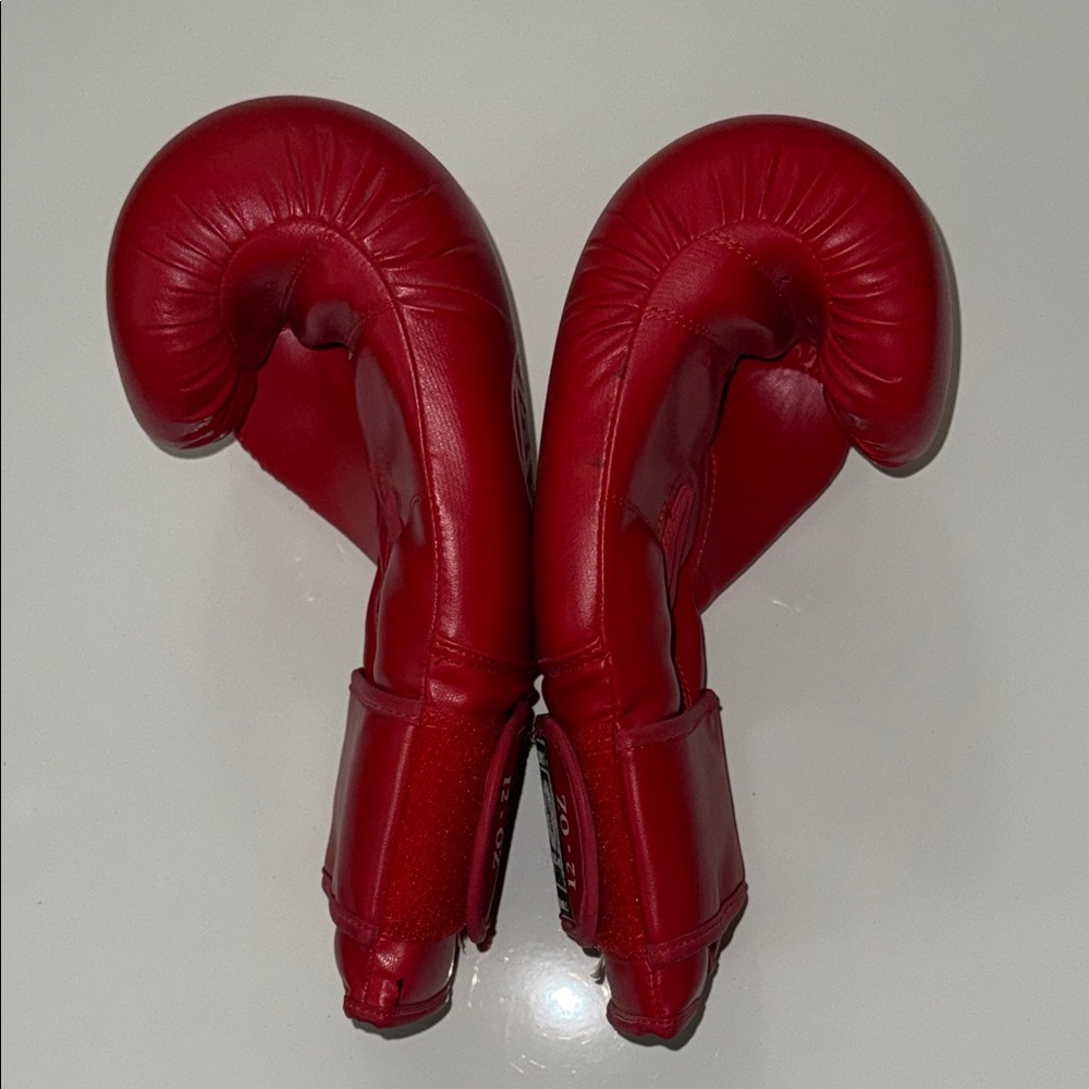 Red Gloves - Picture 6 of 7